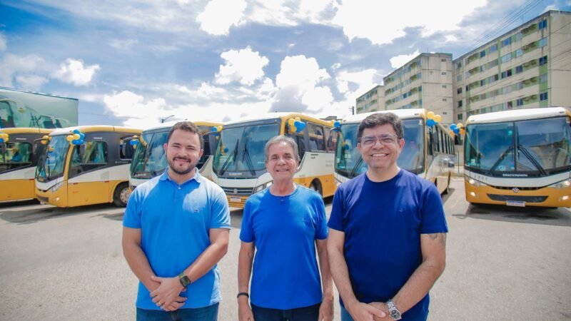 Prefeito Carlos Santana entrega mais seis novos ônibus do transporte universitário