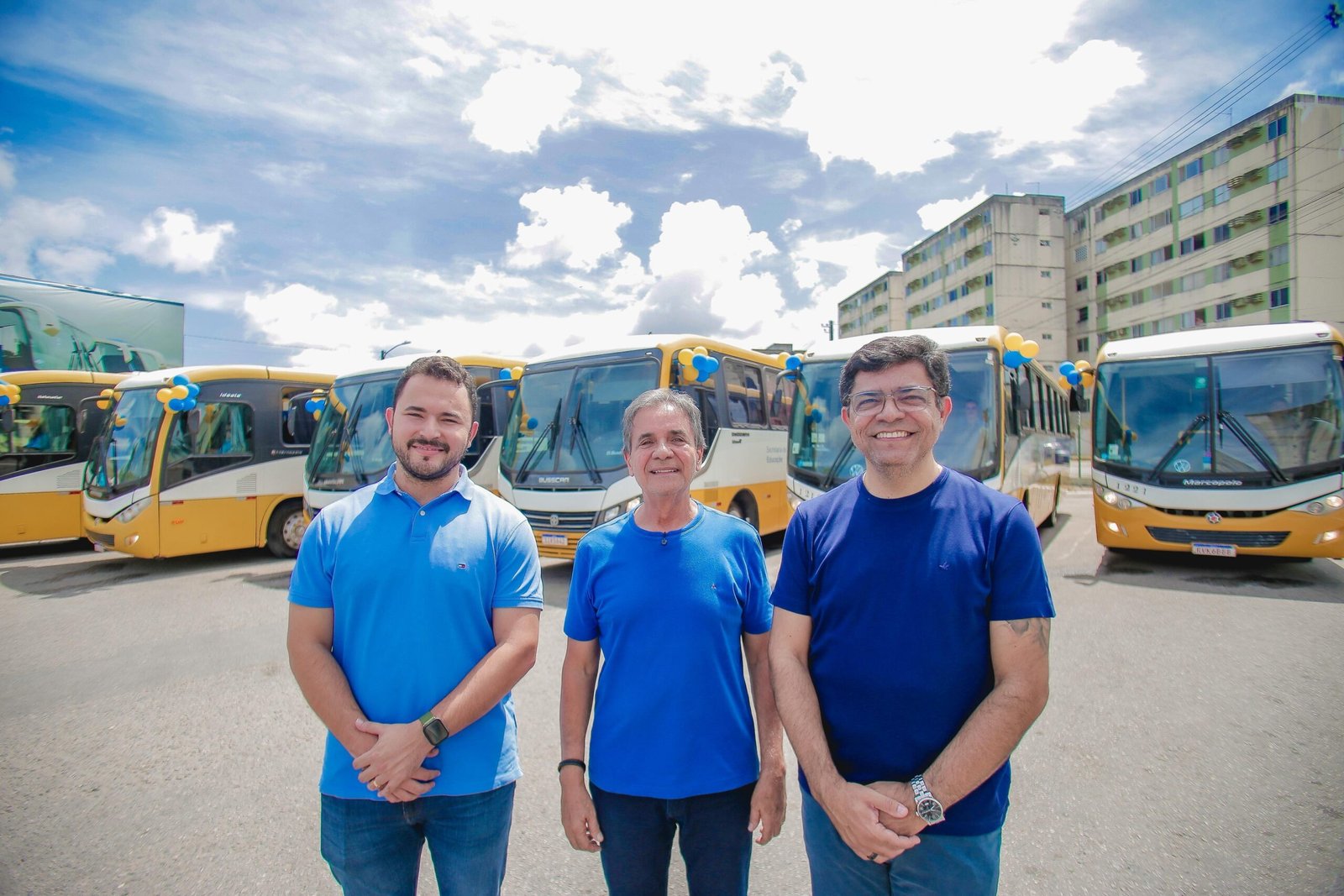 Prefeito Carlos Santana entrega mais seis novos ônibus do transporte universitário