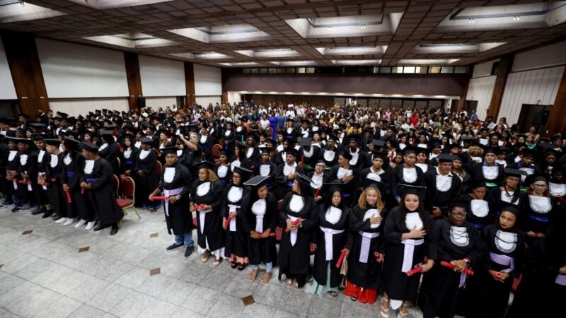 Formatura da EJA celebra conclusão do ensino médio de 293 estudantes da rede estadual de ensino na Bahia