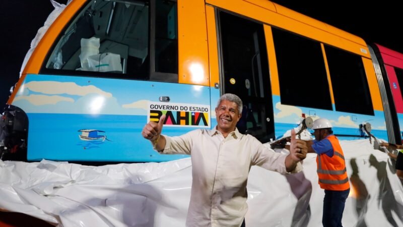 Jerônimo Rodrigues apresenta os trens do VLT nesta quarta (3), em Salvador
