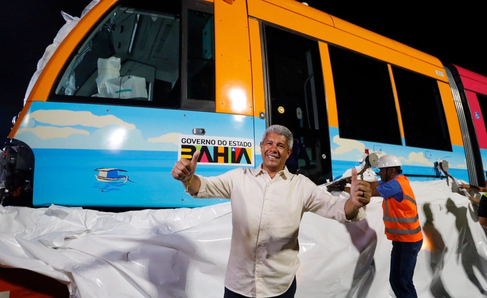 Jerônimo Rodrigues apresenta os trens do VLT nesta quarta (3), em Salvador