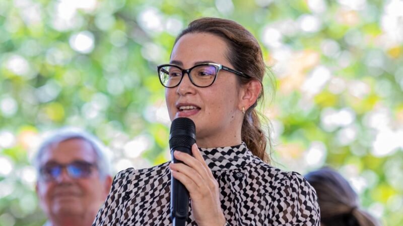 Débora Almeida reforça compromisso no combate à violência contra a mulher durante entrega de veículos no Palácio
