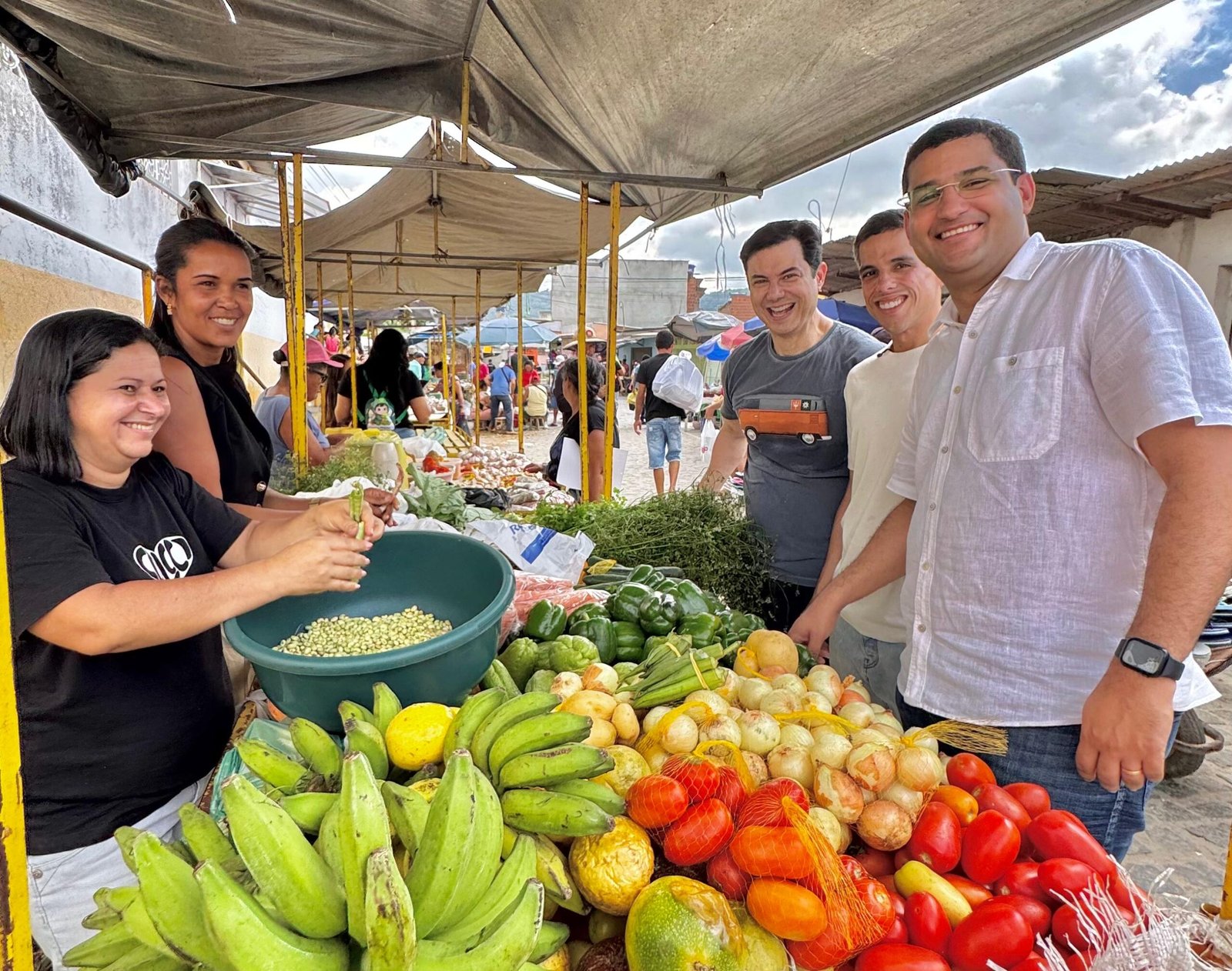 Ademir Alves visita a feira de Bonito ao lado de Clodoaldo Magalhães e Jarbas Filho