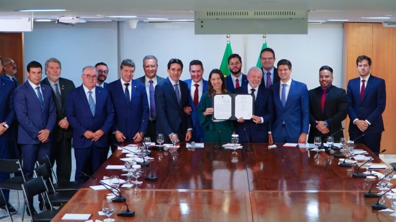 Presidente da Câmara do Cabo, Anderson Bocão, representa o prefeito Lula Cabral em Brasília durante anúncio feito pelo presidente Lula sobre requalificação do sistema metroviário