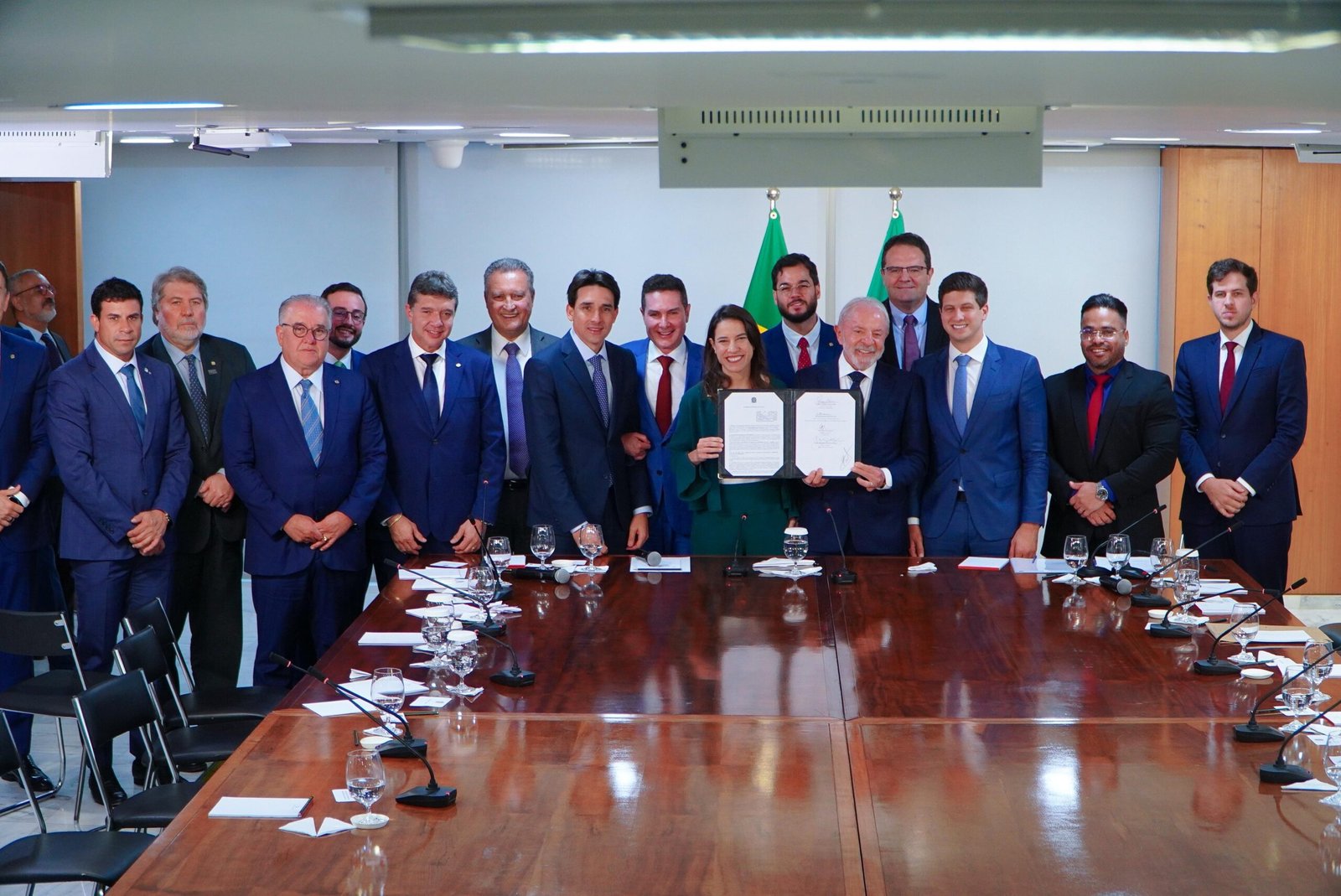 Presidente da Câmara do Cabo, Anderson Bocão, representa o prefeito Lula Cabral em Brasília durante anúncio feito pelo presidente Lula sobre requalificação do sistema metroviário