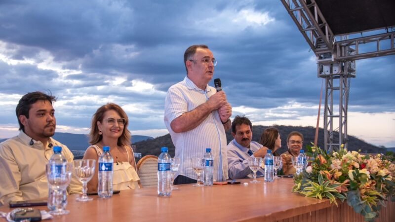 Prefeito Zeca Cavalcanti paga salários em dia e injeta mais de R$ 23 milhões na economia de Arcoverde em dezembro