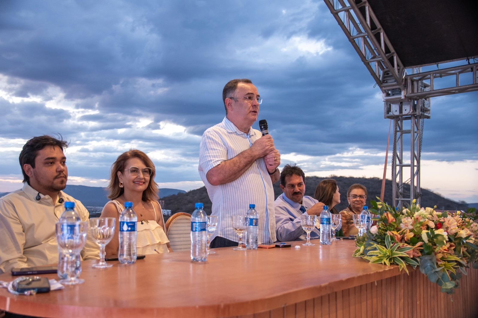 Prefeito Zeca Cavalcanti paga salários em dia e injeta mais de R$ 23 milhões na economia de Arcoverde em dezembro