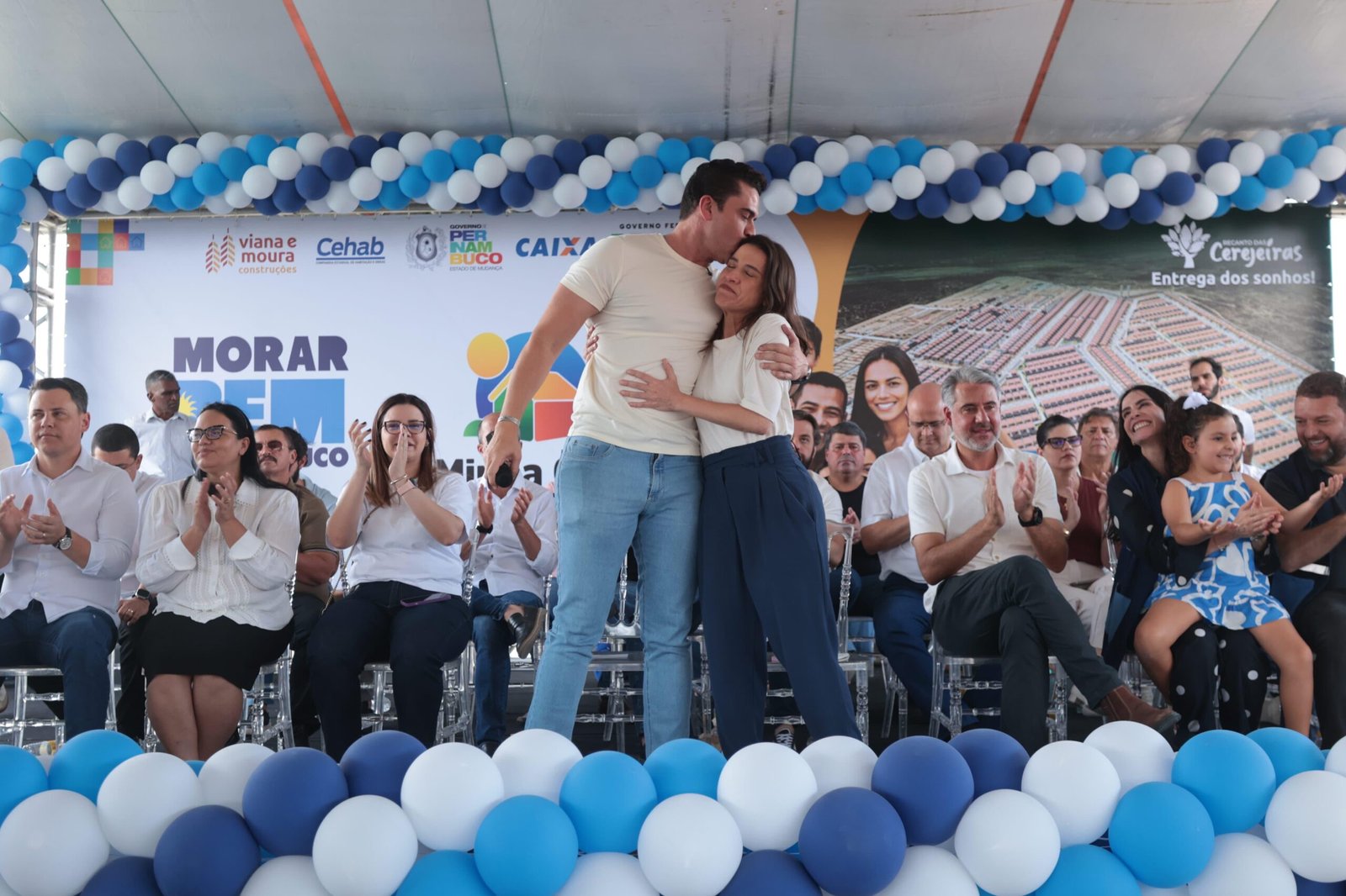 Ao lado da governadora Raquel Lyra, Rodrigo Pinheiro celebra a entrega de 500 moradias populares em Caruaru