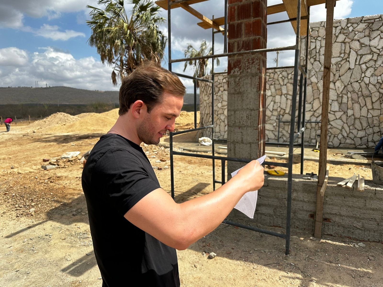 Prefeito Victor Coelho oficializa nome do novo pátio de eventos em homenagem ao ex-prefeito Chico Coelho