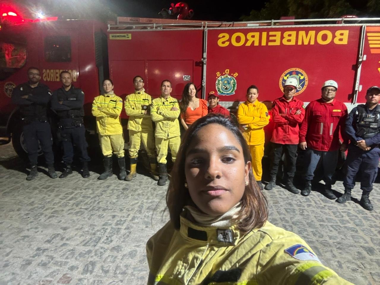 Prefeitura de Sertânia age rapidamente para conter incêndio em terreno baldio no centro da cidade.