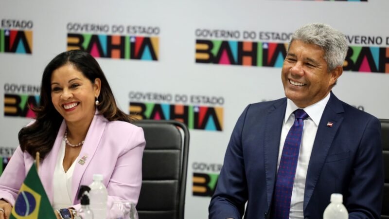 Reitora da UNEB é reconduzida ao cargo; governador assina termo de posse para novo mandato