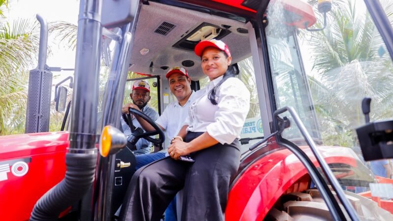 Deputado Jeferson Timóteo faz entrega de trator para a agricultura familiar no Cabo de Santo Agostinho