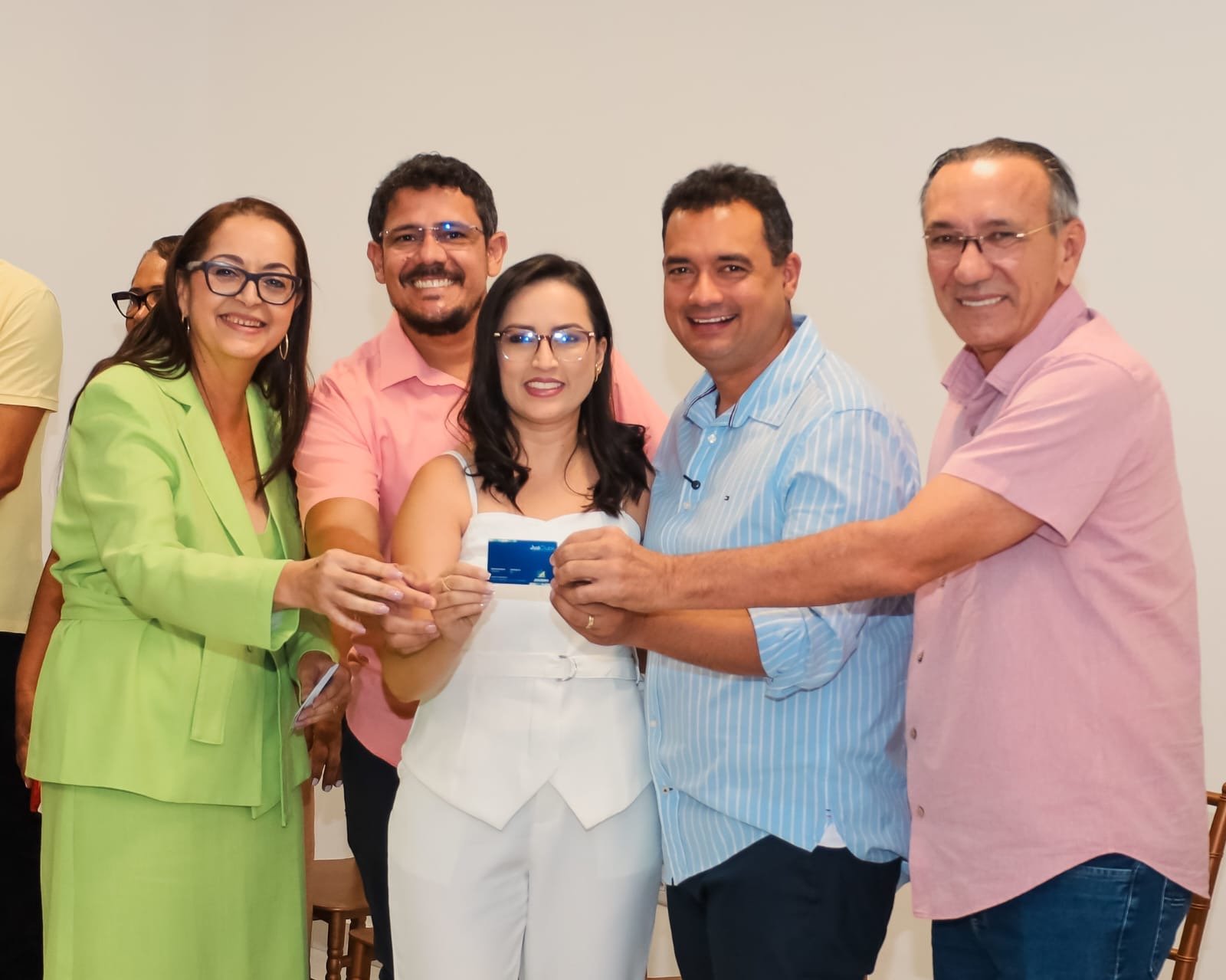 Prefeito Andrei Gonçalves anuncia reajuste salarial e lança Cartão Clube de Benefícios do Servidor em Juazeiro