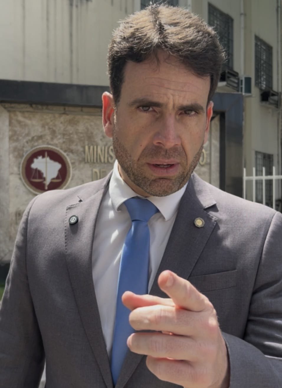 EDUARDO MOURA ACIONA MINISTÉRIO PÚBLICO E PROTOCOLA REPRESENTAÇÃO POR CRIME DE RESPONSABILIDADE CONTRA JOÃO CAMPOS