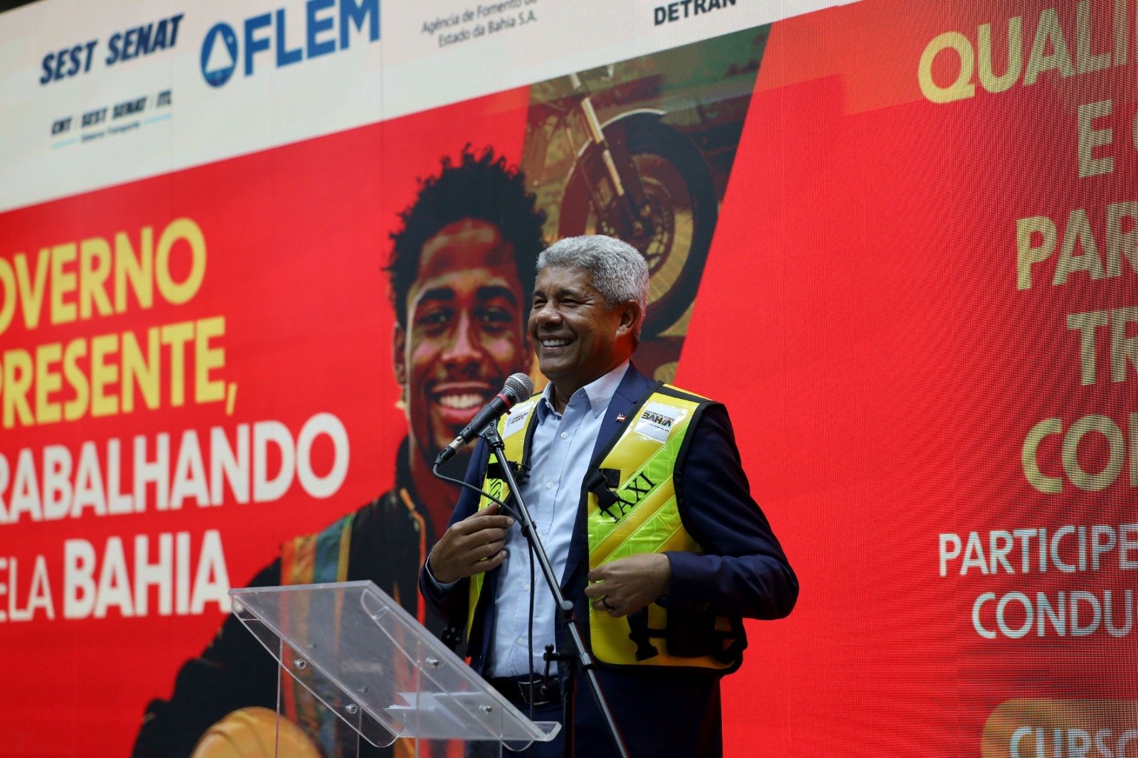 Estado entrega mais de 200 certificados, kits de proteção e bags para mototaxistas e motofretistas da Bahia