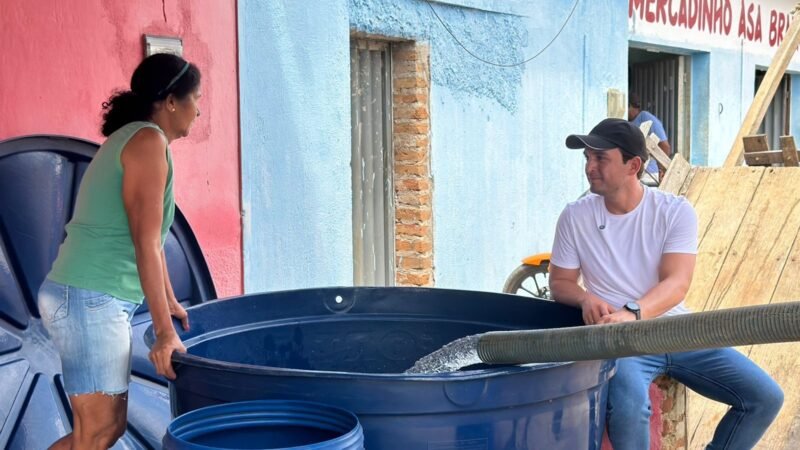 Prefeito Victor Coelho comanda ação de abastecimento de água no povoado do Lopes em Ouricuri