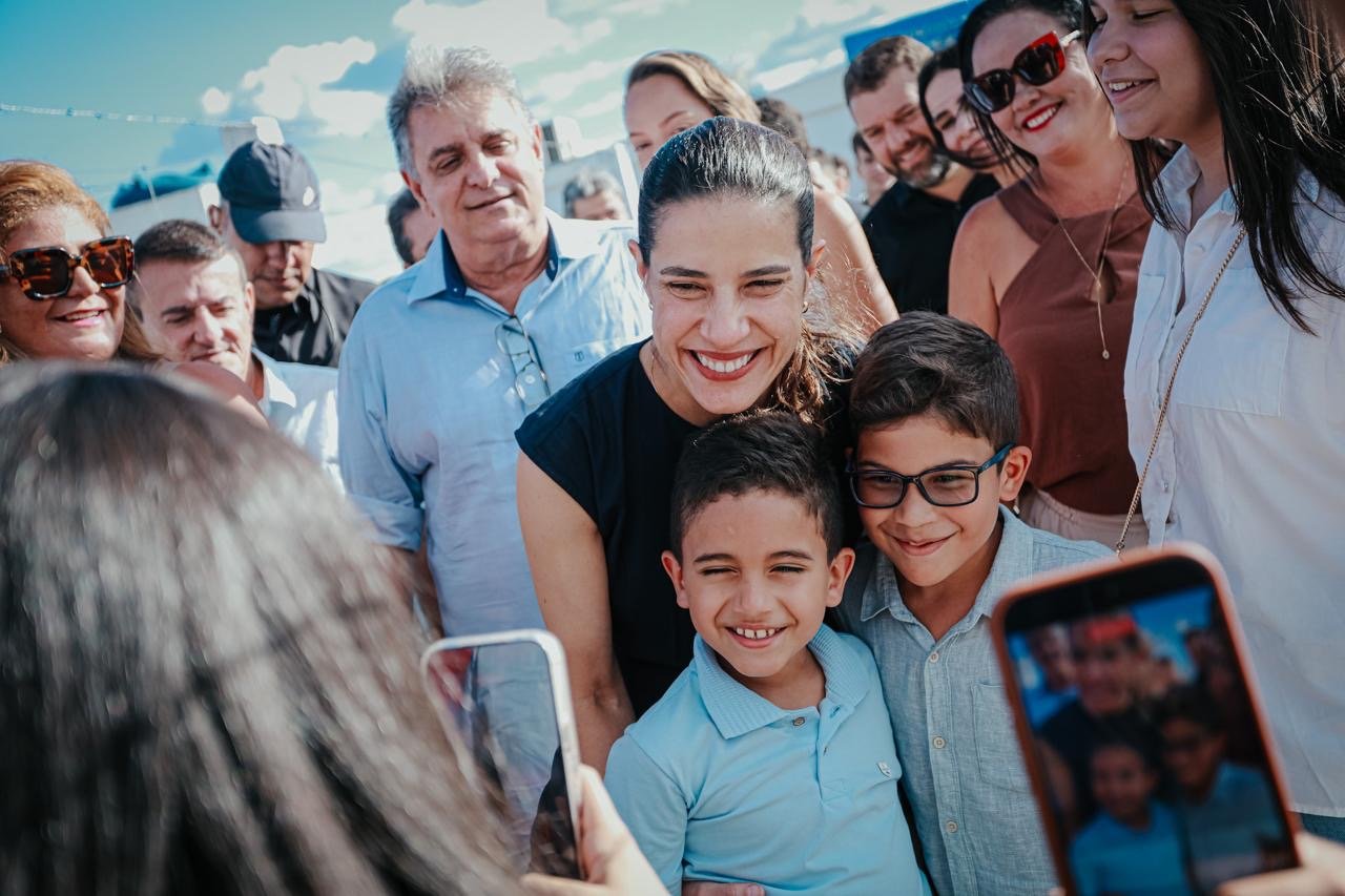 Em Serra Talhada, governadora Raquel Lyra entrega residencial Vanete Almeida ao lado do ministro Jader Filho e autoriza construção de creche