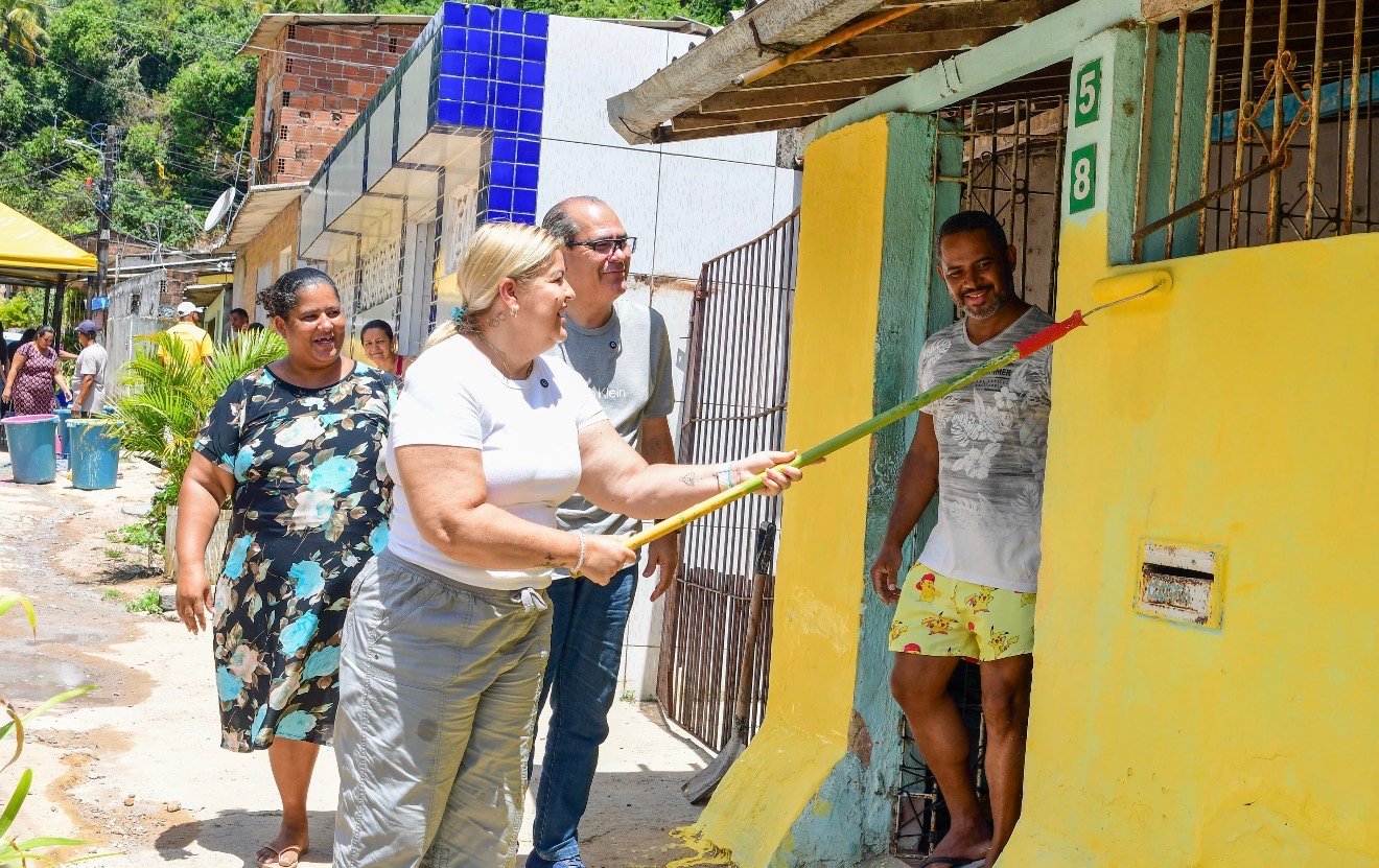 Prefeitura do Jaboatão promove mutirão de pintura de casas dentro do Programa Periferia Viva, no Córrego do Balaio