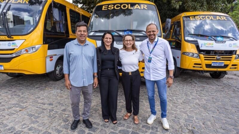 Com presenças de Débora e Mendonça, entrega de ônibus escolares reforça frota da Rede Estadual de Pernambuco