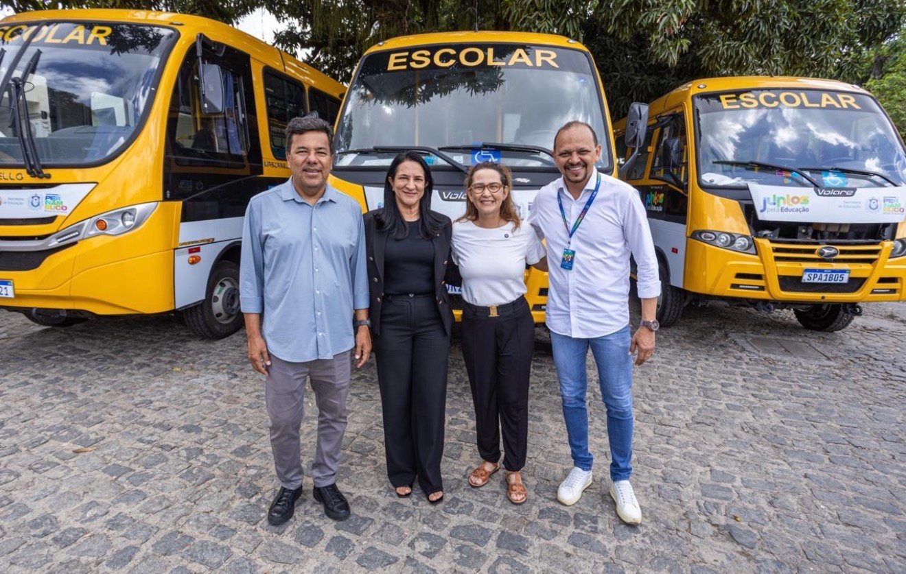 Com presenças de Débora e Mendonça, entrega de ônibus escolares reforça frota da Rede Estadual de Pernambuco