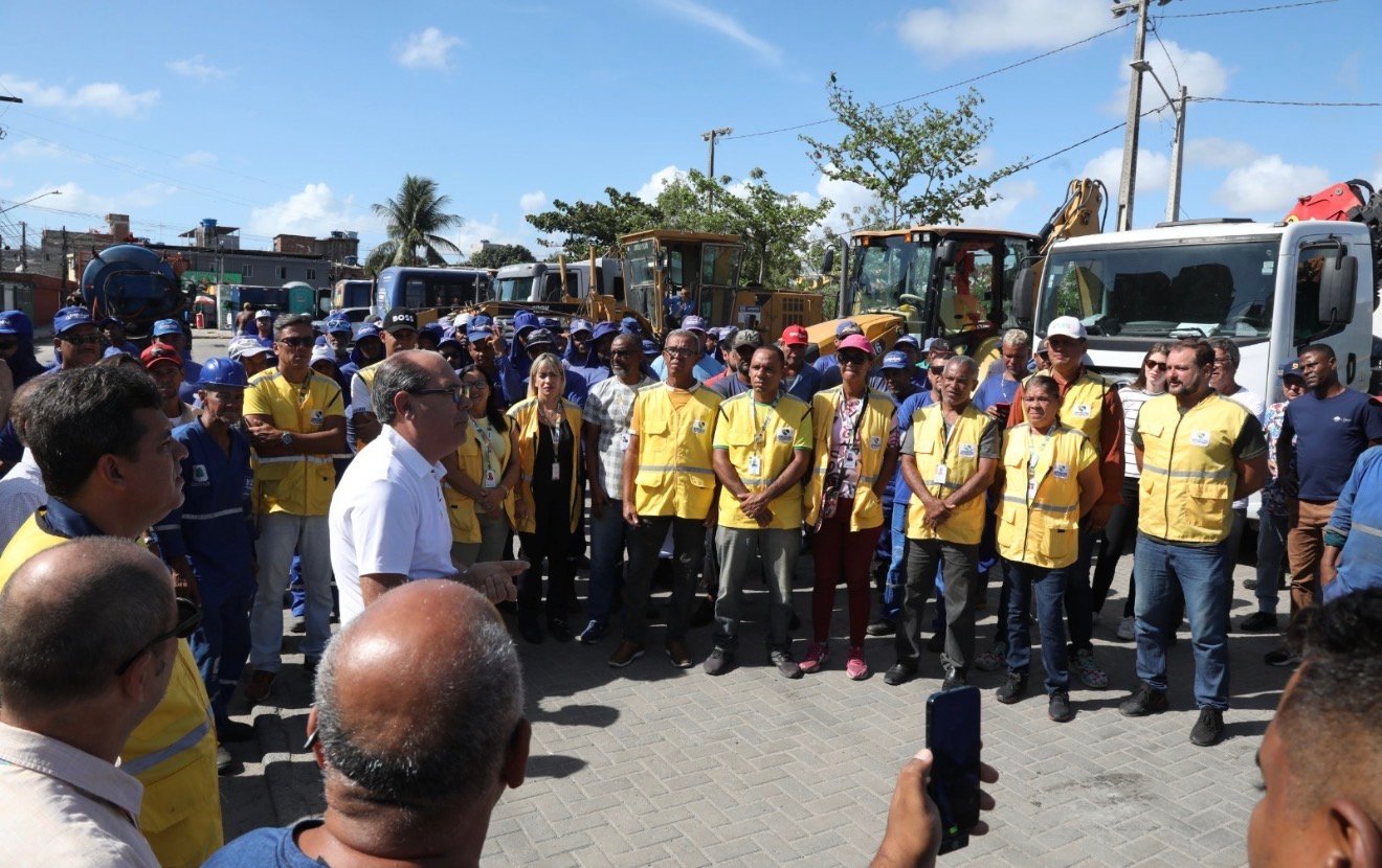 Jaboatão dá início a operação de limpeza nas ruas e canais de Dom Hélder