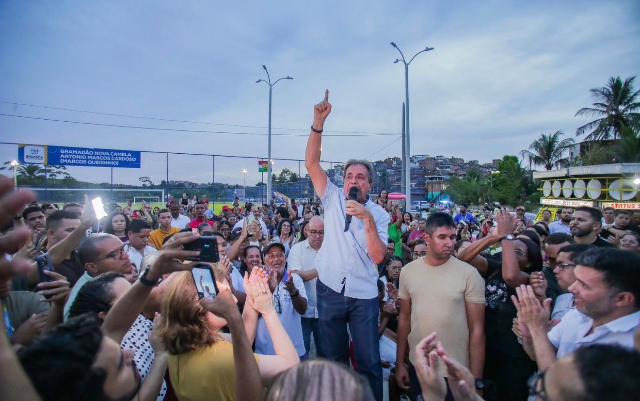 Prefeito Carlos Santana inaugura parque esportivo em Camela