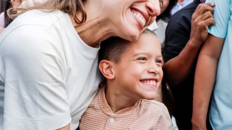 Em Custódia, governadora Raquel Lyra autoriza início de obras para melhorias urbanas, entrega ônibus escolares e anuncia nova ETE no município