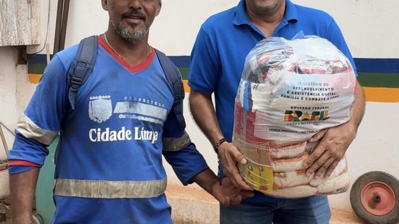 Prefeito Evilásio Mateus antecipa cesta e garante bônus aos garis de Araripina