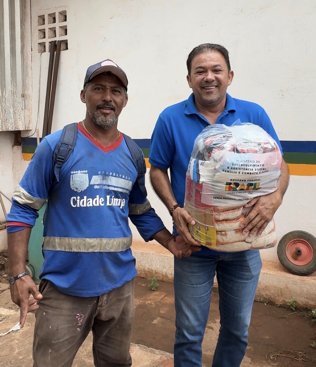 Prefeito Evilásio Mateus antecipa cesta e garante bônus aos garis de Araripina