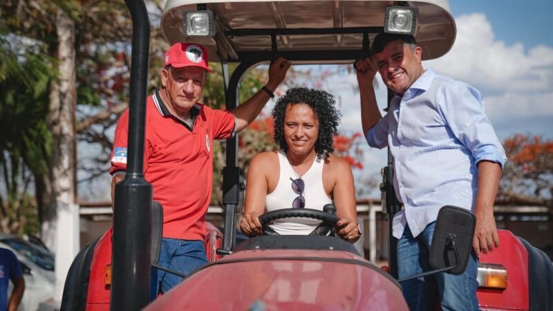 Eduardo da Fonte entrega a Jaime Amorim trator para o Assentamento Normandia, em Caruaru