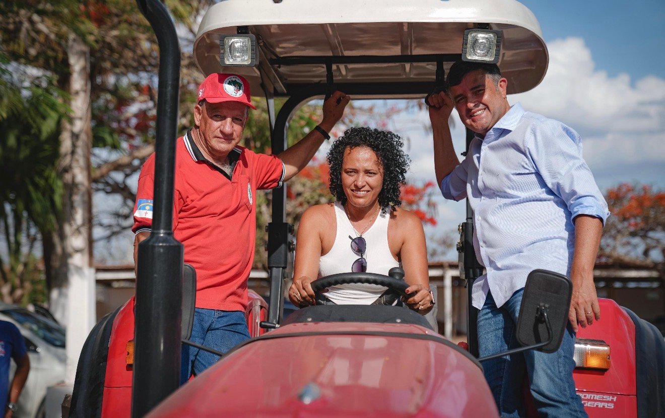 Eduardo da Fonte entrega a Jaime Amorim trator para o Assentamento Normandia, em Caruaru