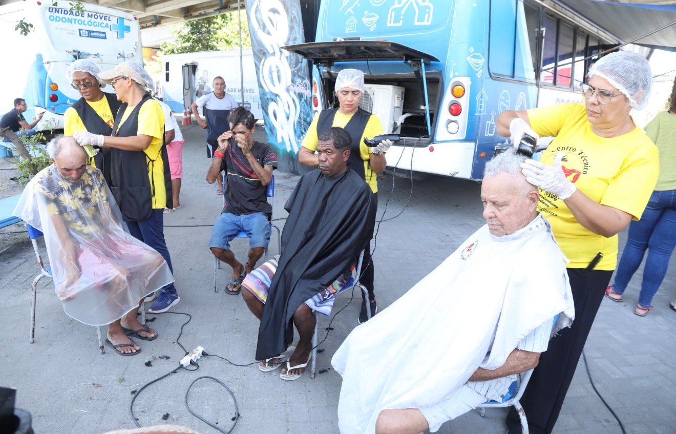 Ação de saúde leva serviços e orientações à população na Praça do Pecom, em Prazeres