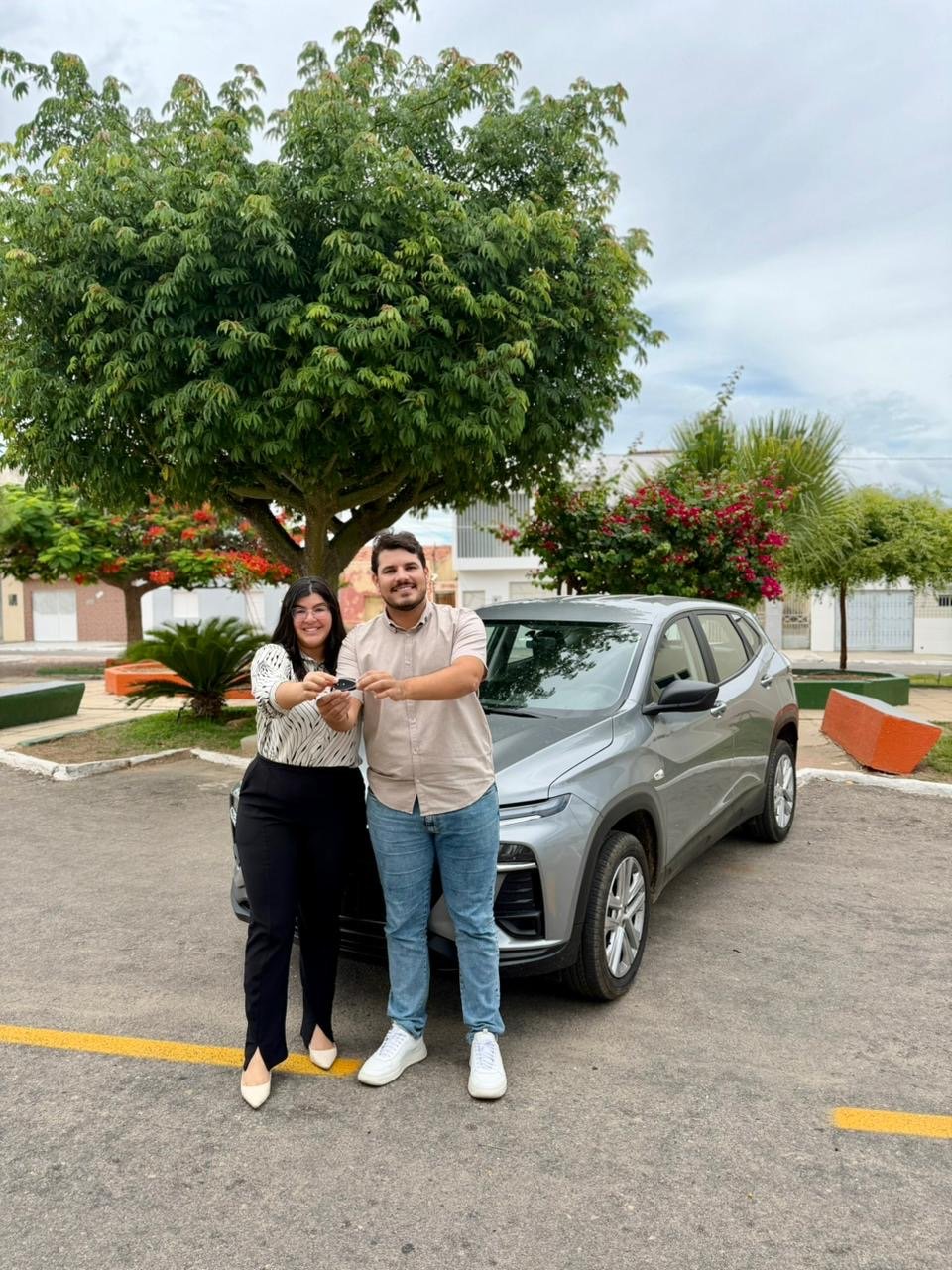 Prefeito de Orocó Ismael Lira entrega carro 0km para transporte de pacientes da hemodiálise