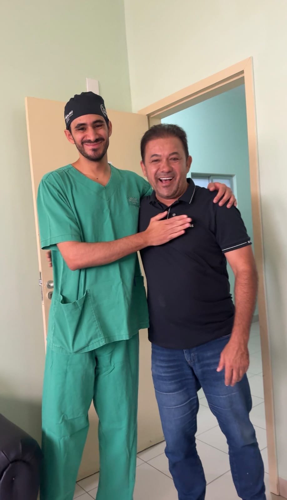 Prefeito Evilásio Mateus comemora o sucesso na realização da primeira cirurgia de cateterismo cardíaco na Hemodinâmica do HMSM