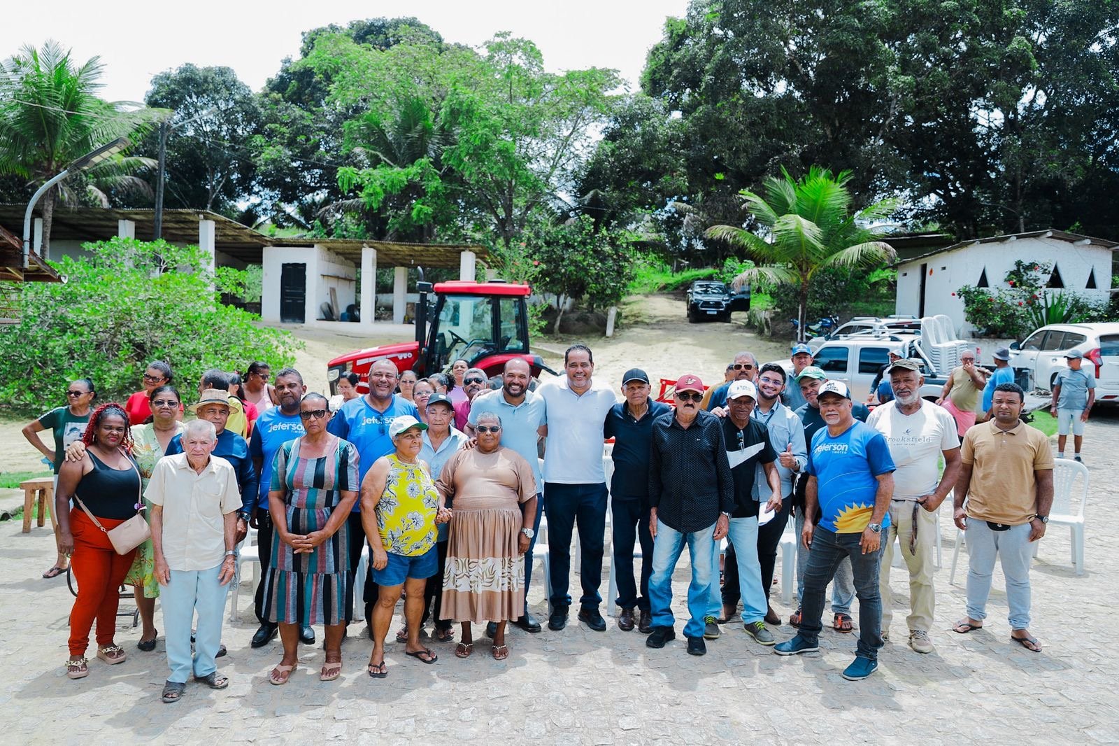 Deputado Jeferson Timóteo leva trator para a zona rural do Engenho Pau Santo, no Cabo