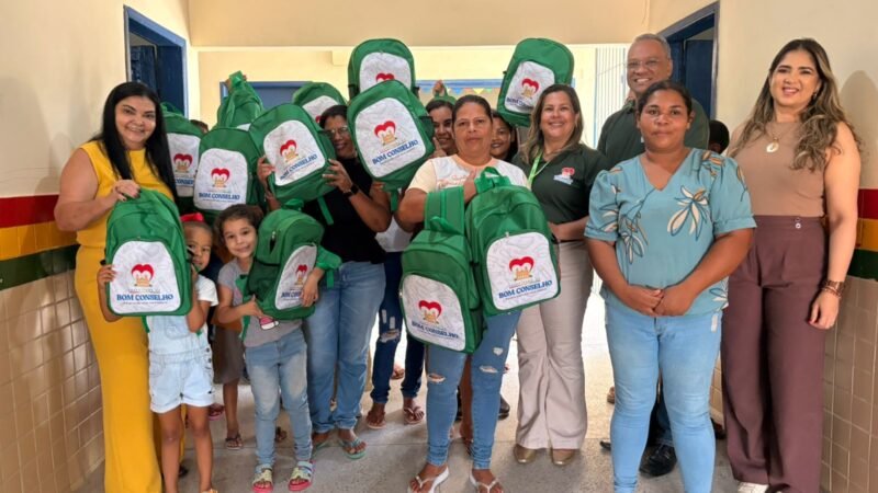 Prefeitura de Bom Conselho entrega kits escolares para estudantes da rede municipal de ensino