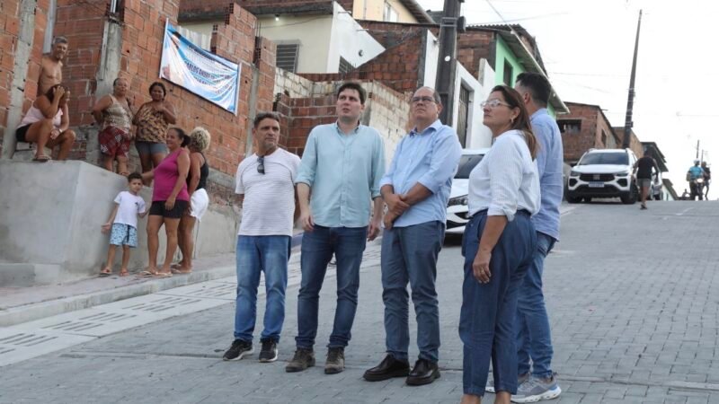 Prefeito Mano Medeiros vistoria obras na Rua Três e destaca o fim do isolamento no Zumbi do Pacheco