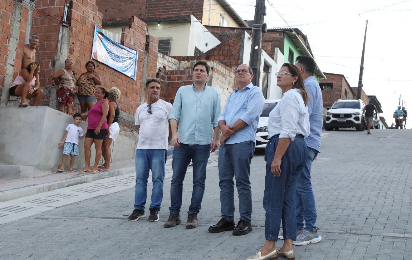 Prefeito Mano Medeiros vistoria obras na Rua Três e destaca o fim do isolamento no Zumbi do Pacheco