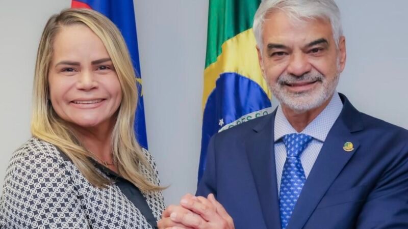 Prefeita Thatianne garante retroescavadeira para Palmeirina e fortalece a agricultura do município