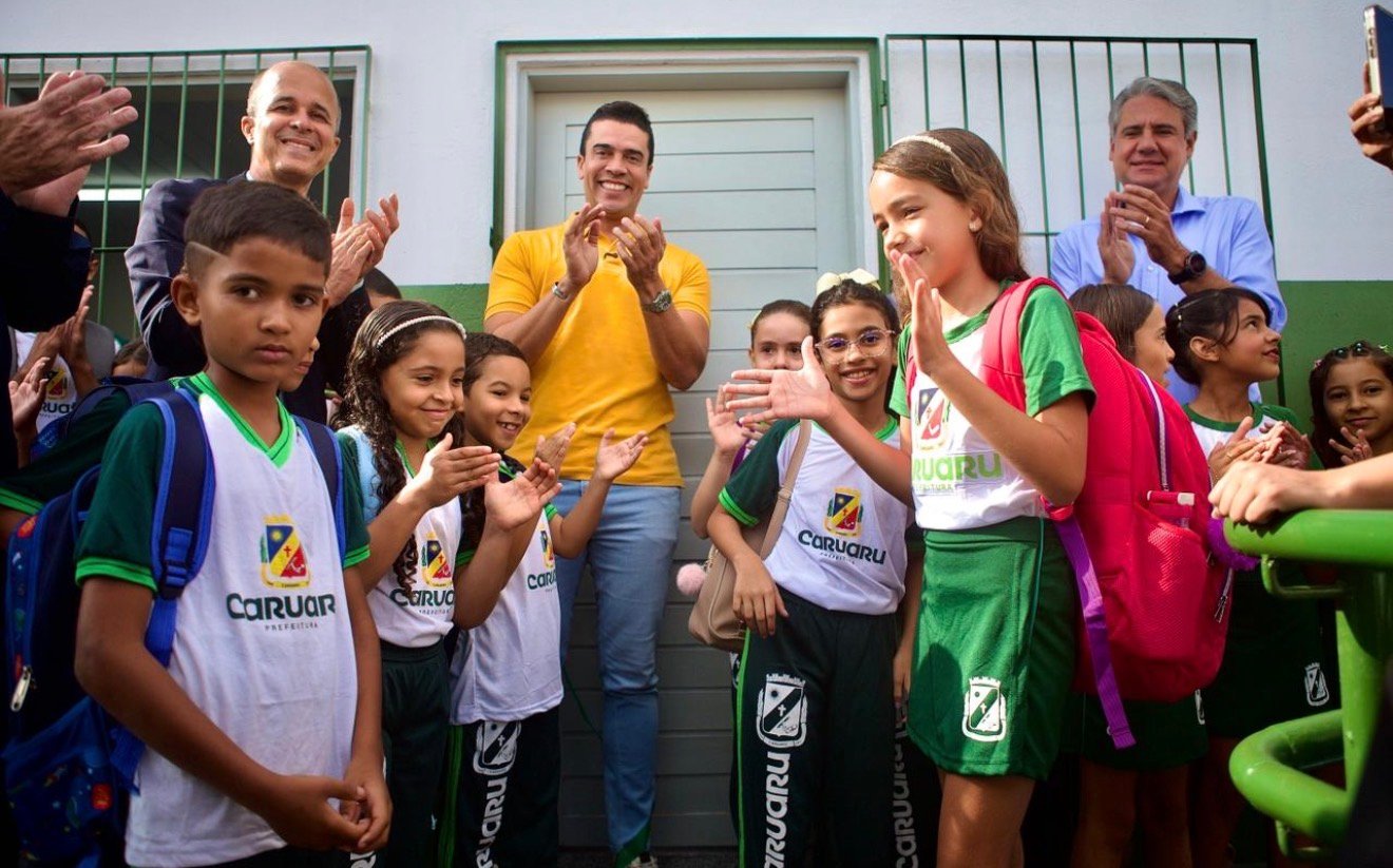 Prefeito Rodrigo Pinheiro entrega escola totalmente requalificada na zona rural de Caruaru