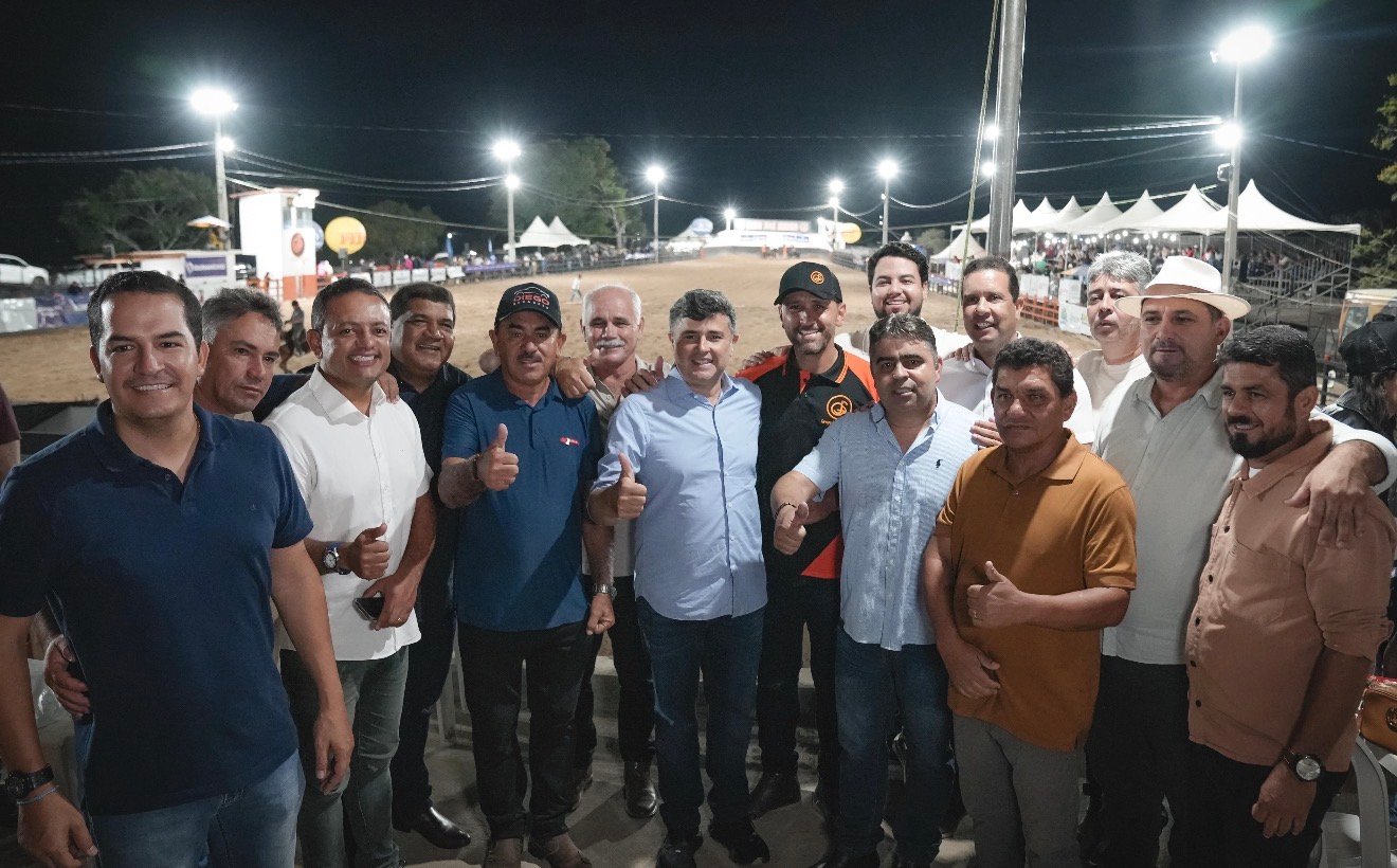 Eduardo da Fonte é recebido por comitiva de prefeitos e vereadores em vaquejada no Agreste