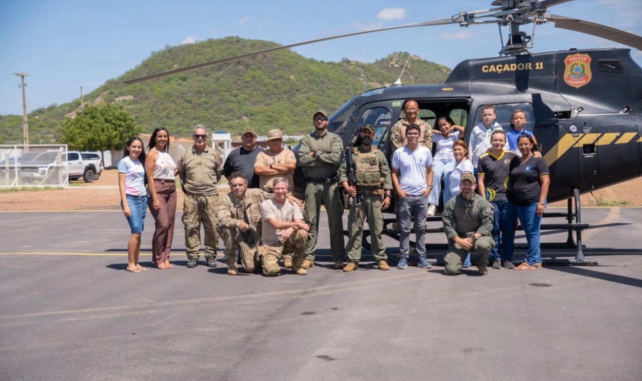 Escola municipal de Salgueiro recebe palestra da PF, com direito a passeio de helicóptero para os alunos