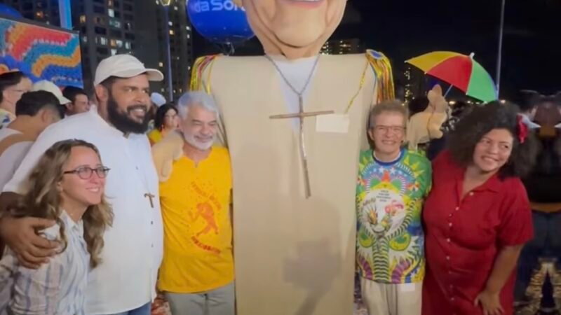 Senador Humberto Costa participa da subida do Galo da Madrugada ao lado do povo pernambucano e celebra homenagem a Dom Helder Câmara em 2026