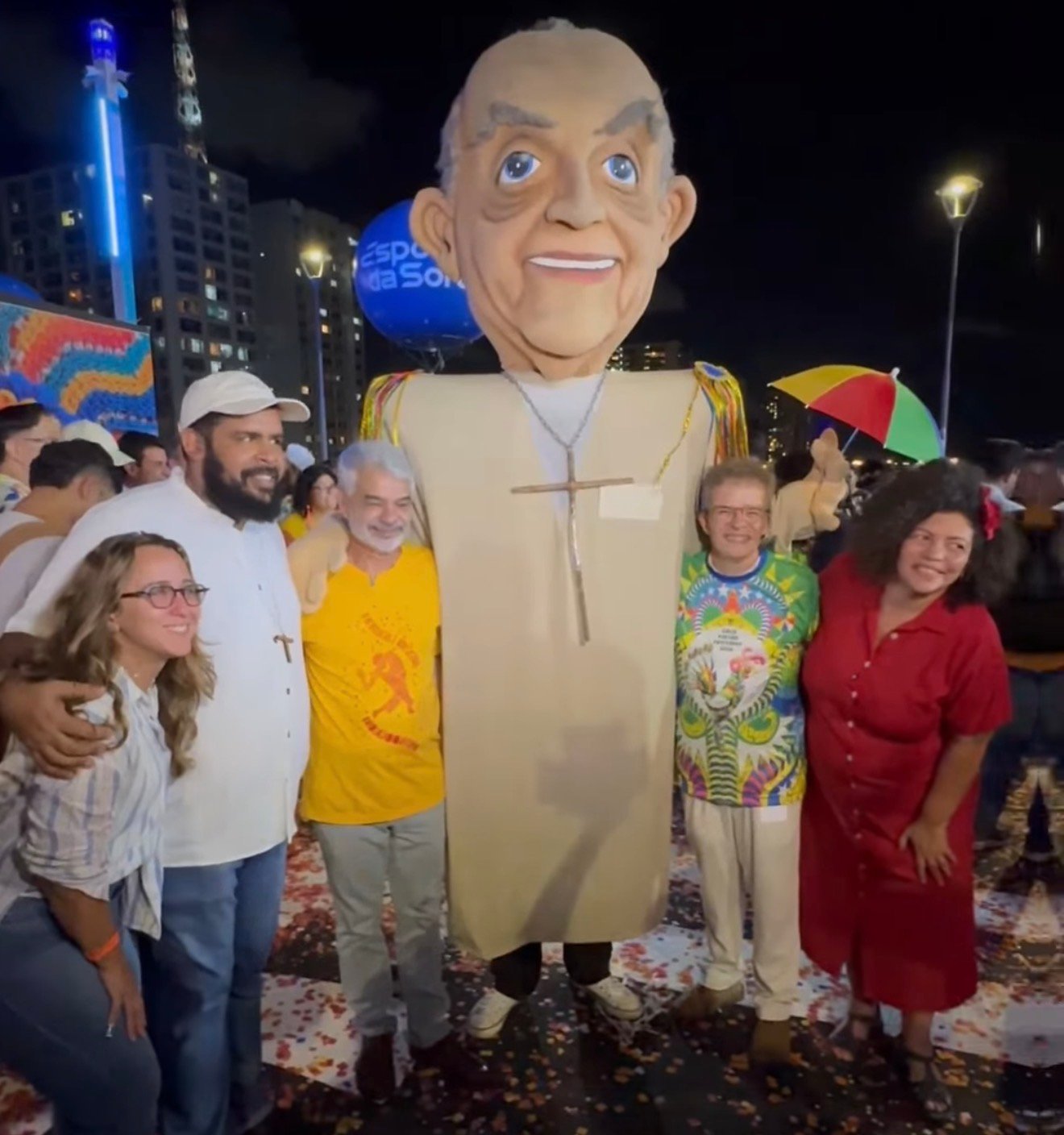 Senador Humberto Costa participa da subida do Galo da Madrugada ao lado do povo pernambucano e celebra homenagem a Dom Helder Câmara em 2026