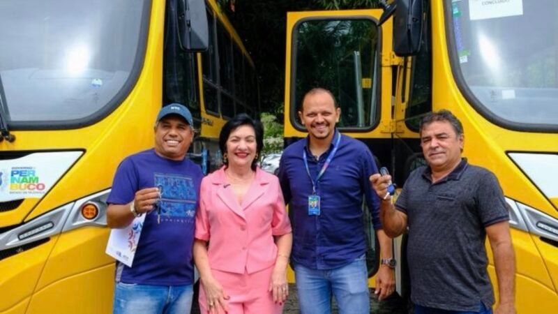 Prefeita de Floresta, Rorró, recebe dois novos ônibus escolares enviados por Raquel Lyra, com articulação de Kaio Maniçoba