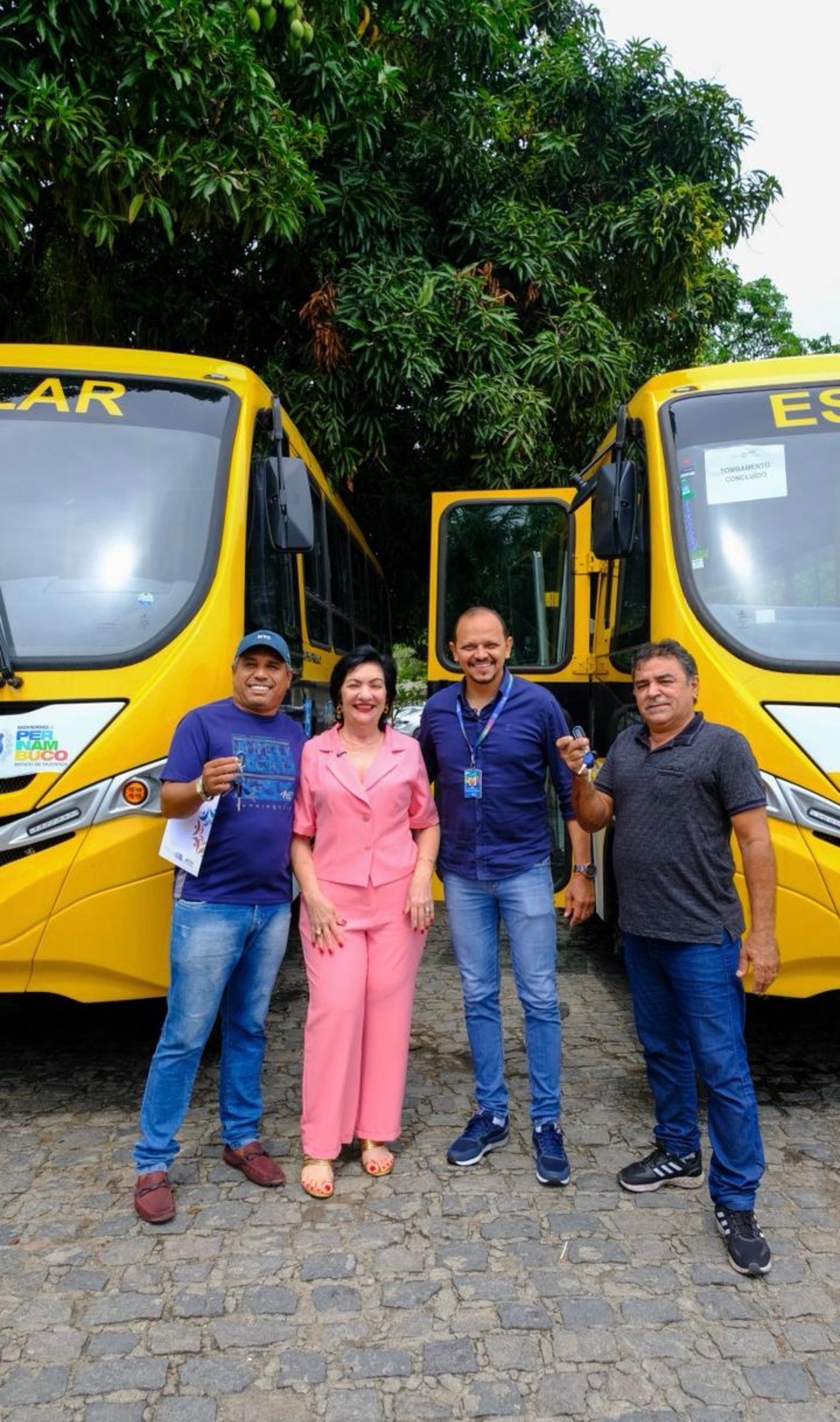 Prefeita de Floresta, Rorró, recebe dois novos ônibus escolares enviados por Raquel Lyra, com articulação de Kaio Maniçoba