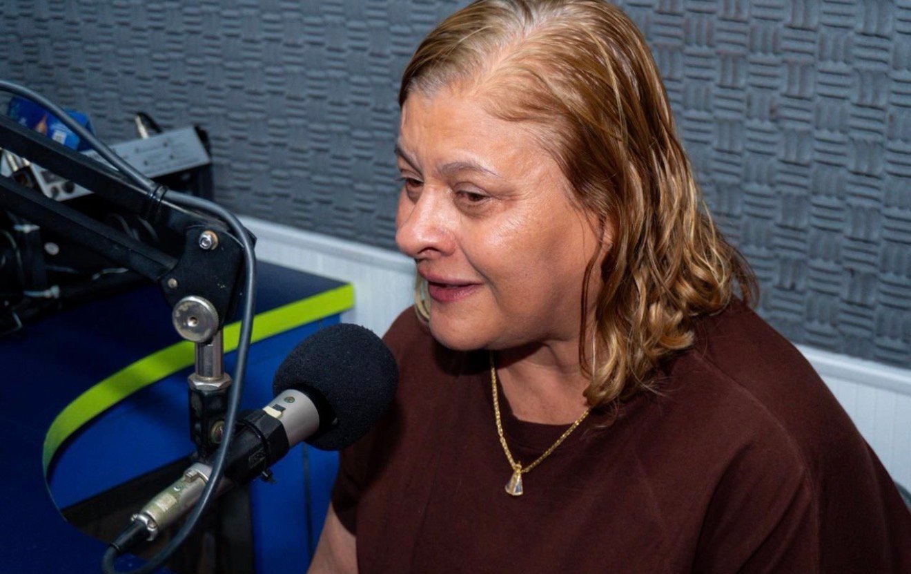 Regina da Saúde destaca trajetória e projetos futuros em entrevistas a rádios do Sertão