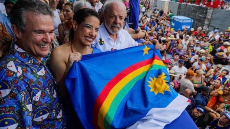 Lula prestigia o Galo da Madrugada ao lado de Raquel Lyra enquanto João Campos fica escanteado na Foto
