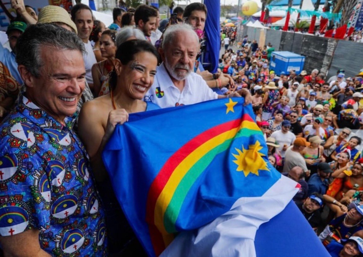 Lula prestigia o Galo da Madrugada ao lado de Raquel Lyra enquanto João Campos fica escanteado na Foto