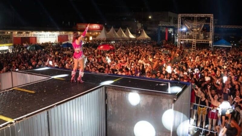 Mesmo debaixo de chuva, foliões curtem primeira noite do Carnaval de Salgueiro com muita alegria